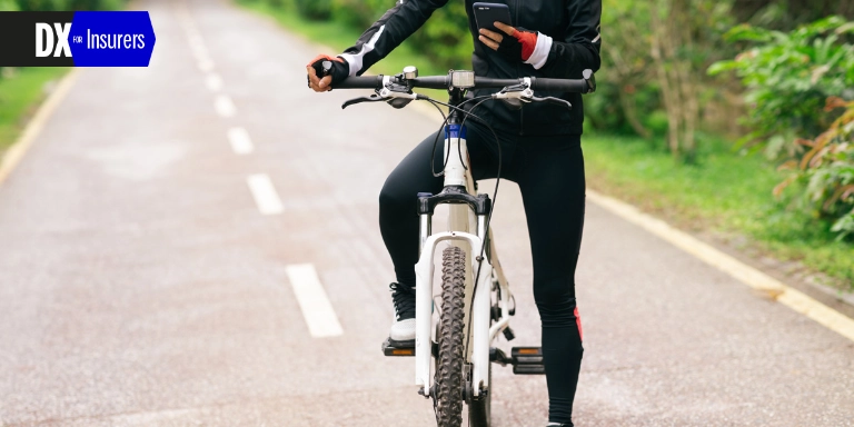 Man auf einem Fahrrad mit seinem Händy